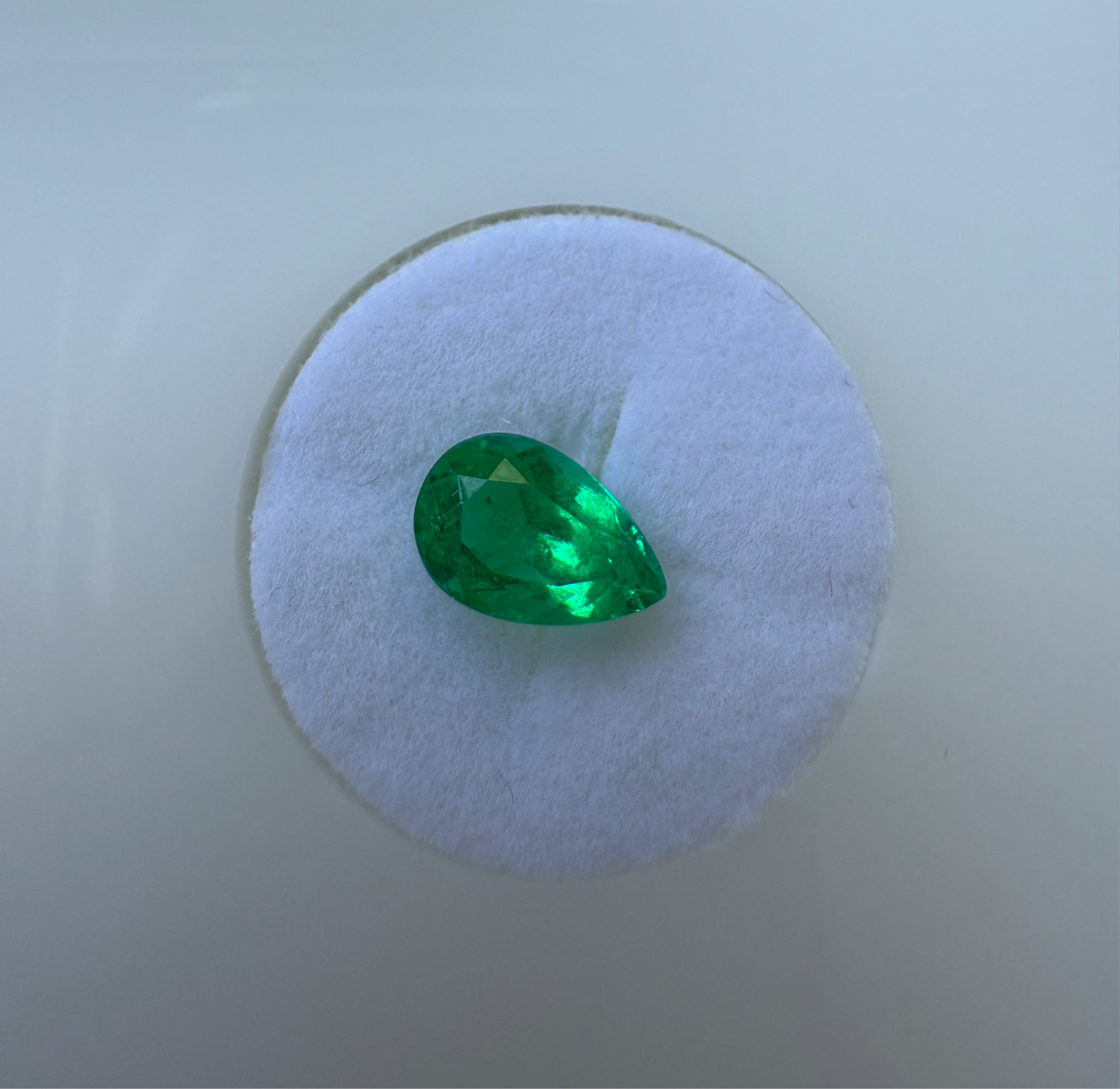 Discover the exquisite 1.02 carat emerald cut green emerald, a gem that stands out not only for its size but for its captivating color. In the vast world of precious stones, finding a piece as unique as this is truly rare. With dimensions of 6.98 x 5.35 x 4.22 mm, this emerald showcases the perfection of natural beauty enhanced by an expert emerald cut. Its clarity grade, very slightly included, evaluated at eye level, provides a brilliant appearance that invites admiration. The light color intensity of thi