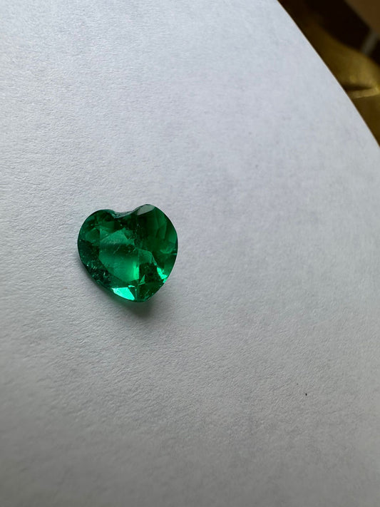 Esmeralda colombiana en talla corazón