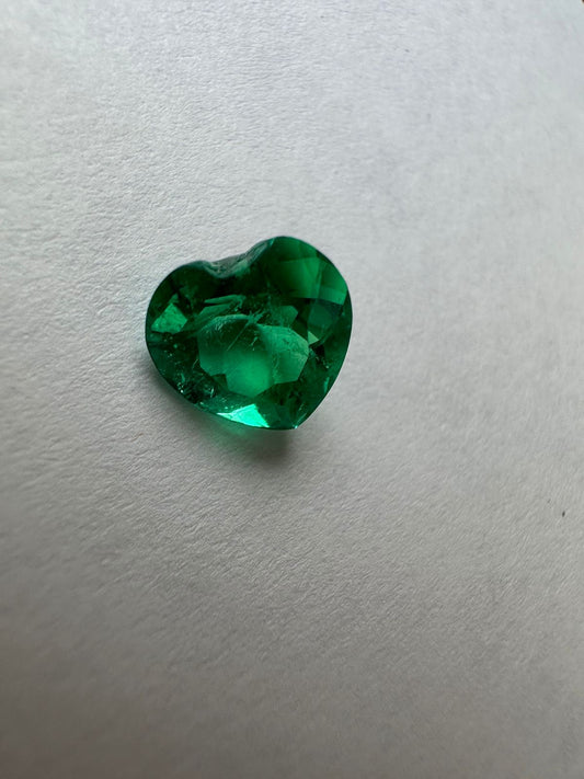 Esmeralda colombiana en talla corazón